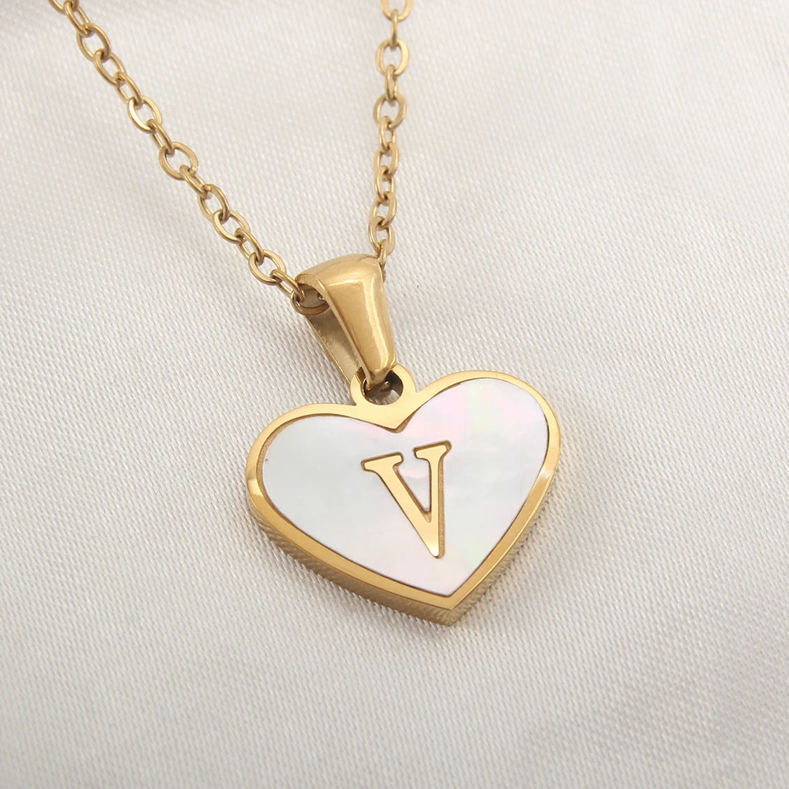 Buchstabe V Goldkette