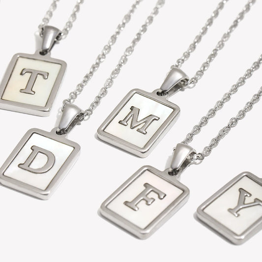 silberkette-mit-buchstaben-plattchen